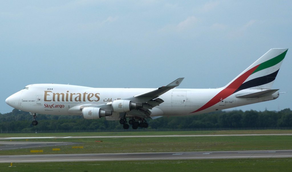 Emirates Skycargo b747-400F in Dus kurz vorm Aufsetzen auf der 23L am 21.8.12